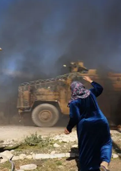 Kobani’de Türk askerine taşlı saldırı gerçekleştirdiler