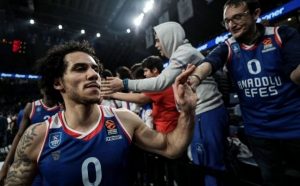 Shane Larkin’den Elazığ depremzedelerine destek
