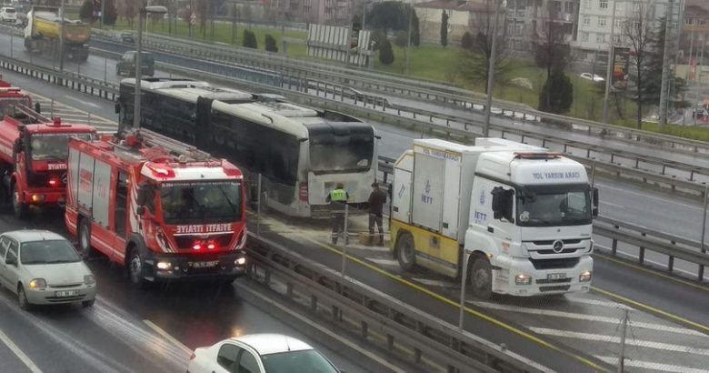  Çağlayan’da Metrobüste yangın çıktı,tarfikte aksama  var