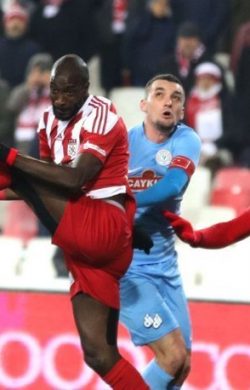 Lider Sivasspor kendi evinde Çaykur Rizespor’a  takıldı