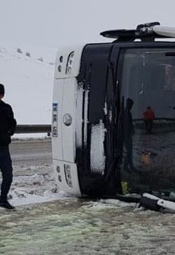 Bursaspor taraftarını taşıyan otobüs Erzurum’da kayarak devrildi