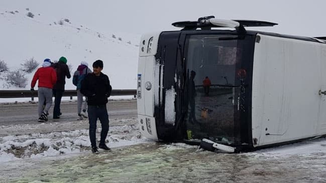  Bursaspor taraftarını taşıyan otobüs Erzurum’da kayarak devrildi