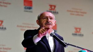 CHP Ankara kongresinde kavga çıktı şişeler havalarda uçuştu