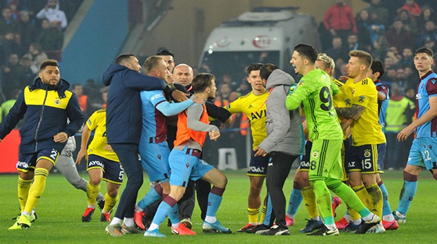  Trabzonspor,Fenerahçe maçı sonrası saha çok fena karıştı