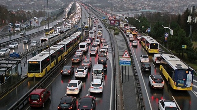  İstanbul’da aşırı yağış sebebiyle trafik yoğunluğu yüzde 80’e ulaştı