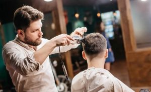 Berber, kuaför ve güzellik merkezleri bugün 18.00 itibarıyla kapatılacak