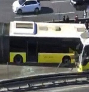İstanbul’da şok kaza! Metrobüsler kafa kafaya çarpıştı