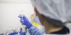 Koronavirüs tedavisinden ücret alınmasına Ukrayna’da halk tepki gösterdi!