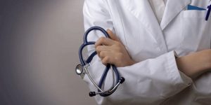 Koronavirüse yakalanan iki doktordan acı haber geldi