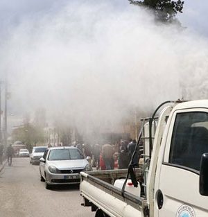 Şanlıurfa’da Belediye, sosyal mesafe kuralına uymayanlara ilaç püskürttü