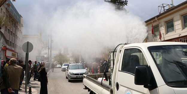  Şanlıurfa’da Belediye, sosyal mesafe kuralına uymayanlara ilaç püskürttü