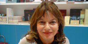 Cumhuriyet  gazetesi yazarı Mine Kırıkkanat duvara tosladı