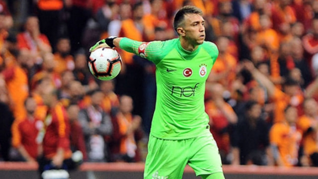  Galatasaray’ın Urugaylı kalecisi Fernando Muslera maaş indirimine gitti