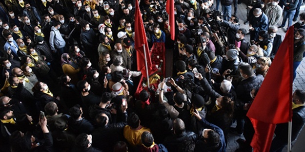  İbrahim Gökçek’in cenazesinde sosyal mesafe yok sayıldı