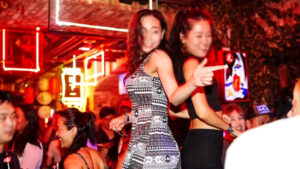 O ülkede İkinci dalga korkusu eğlence mekanlarını kapattırdı!