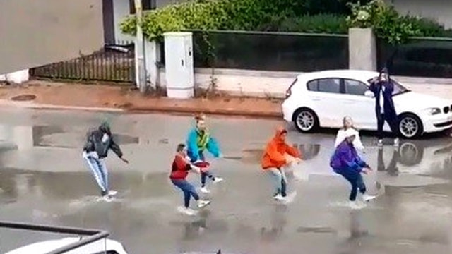  Sokağa çıkma yasağını dans ederek ihlal ettiler!