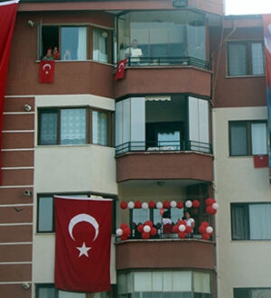 TümTürkiye 19:19’da balkonlarda İstiklal Marşı okudu!