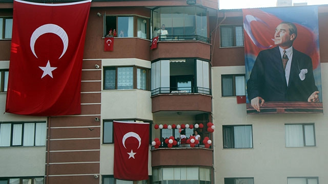  TümTürkiye 19:19’da balkonlarda İstiklal Marşı okudu!