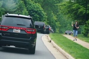 ABD Başkanı Donald Trump Golf oynamaya giderken orta parmak işareti