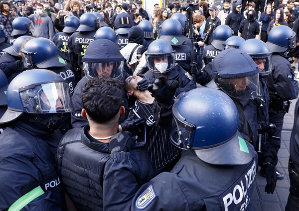 ABD'deki yangının sıçradığı Almanya’nın Berlin ve Hamburg kentlerinde, George Floyd için düzenlenen eylemlerden sonra alandan ayrılmayan göstericilere polis müdahale etti