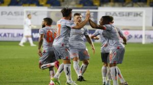Başakşehir Ankaragücü’nü 2-1 mağlup ederek  liderlik koltuğuna oturdu