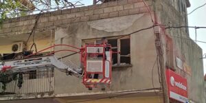 Adana Kozan’da Evde bulunan ceset, pencereden vinçle çıkarıldı