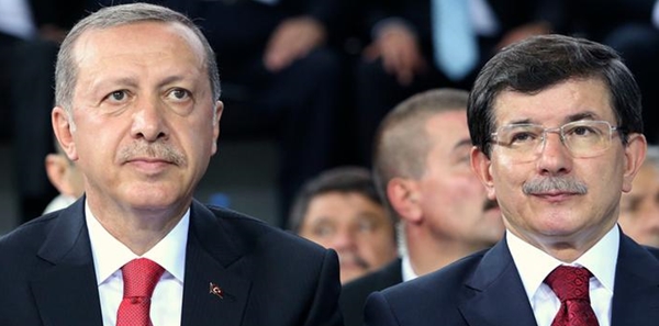 Partisinin il başkanları toplantısında konuşan Ahmet Davutoğlu, kendisinin baskılara rağmen başbakan ve cumhurbaşkanı olduğunu söyledi ve Cumhurbaşkanı Recep Tayyip Erdoğan'ın bu baskıları unutarak kendisini engellediğini ve baskı kurduğunu öne sürdü. 