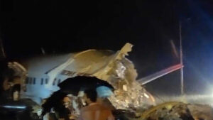 Hindistan’da uçakPistten çıktı Çok sayıda ölü ve yaralı var