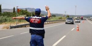 Kırklareli’nde Jandarma karantinada olan aileyi tatile giderken yakaladı