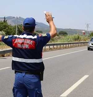 Kırklareli’nde Jandarma karantinada olan aileyi tatile giderken yakaladı