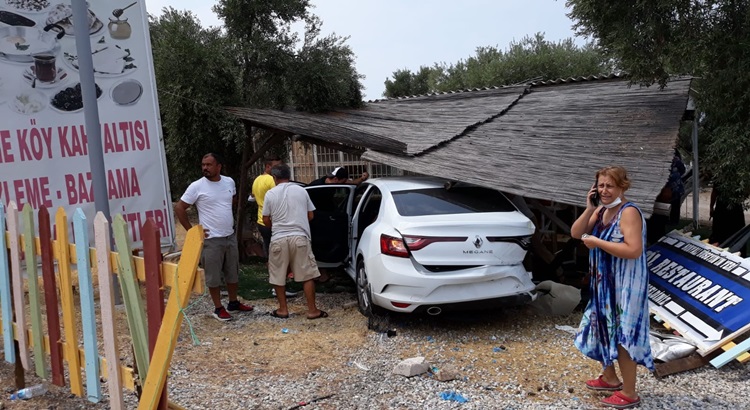  Muğla Bodrum’da feci kaza! Araç restorana daldı yaralılar var