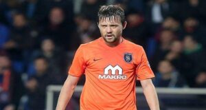 Uğur Uçar 1 yıl daha Medipol Başakşehir ile sözleşme imzaladı