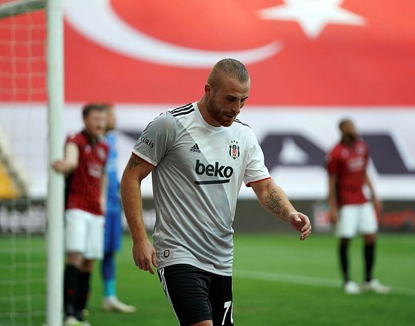 "Süper Lig'in 22. haftasında Trabzonspor ile oynayacağı müsabakaya hazırlanan futbol takımımızın bugün gerçekleştirdiği antrenmanda, ikili mücadele sırasında ayak bileğine aldığı darbe nedeniyle çalışmayı tamamlayamayan futbolcumuz Gökhan Töre'nin Acıbadem Altunizade Hastanesinde gerçekleştirilen MR görüntülemesinde, sol ayak bileği dış yan bağında kısmi yırtık ve ödem tespit edilmiştir." 