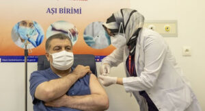 Korona Aşısı olan Bakan Fahrettin Koca telefonuna gelen mesajı paylaştı