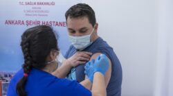 Türkiye’de Korona Aşısı olan sağlık çalışanı 700 bini geçti