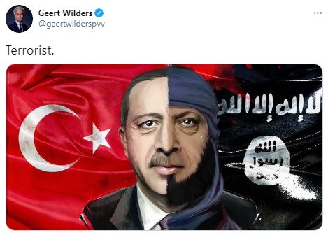 "Hollandalı ırkçı vekil Geert Wilders'ın, Sayın Cumhurbaşkanına yönelik yaptığı hedef gösterici çirkin paylaşımına karşı 'ölü taklidi' yapmaktadır. Görüldüğü üzere "özgürlükçü" bir platform olan Twitter'ın, Türkiye aleyhine yapılan paylaşımlara izin verdiği fakat Türkiye'deki devlet erkanının kendi değerlerini ve vatandaşlarını korumaya dönük attığı tweetleri engellemektedir. Bu ve benzeri dijital faşizm uygulamaları, dijital iki yüzlülük olarak değerlendirilebilir."