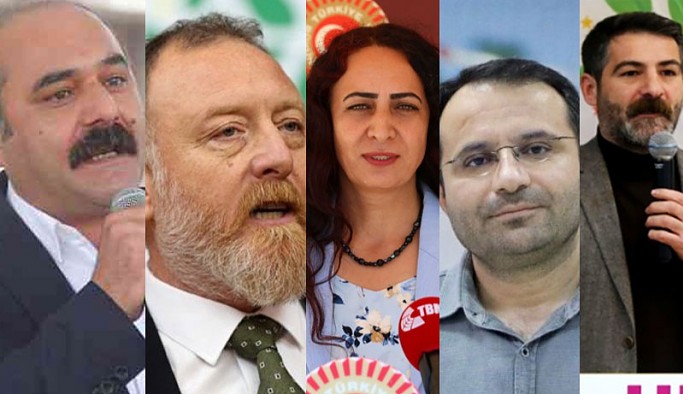 HDP'li 5 milletvekili hakkında "Türk milletini Türkiye Cumhuriyeti Devleti'ni, devletin kurum ve organlarını aşağılama", "Halkı kin ve düşmanlığa tahrik" suçlarından soruşturma başlatan Başsavcılık, dosyaları "görevsizlik" kararıyla Ankara Cumhuriyet Başsavcılığı Parlamenter Suçları Soruşturma Bürosuna gönderdi.