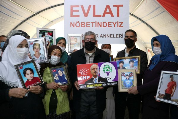 Kılıçdaroğlu, elinde 'Ben de ağabeyimi HDP'den istiyorum' pankartı taşıdı.