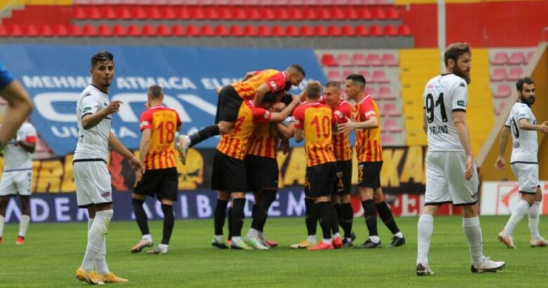  Kayserispor’a konuk olan Denizlispor rakibinden yarım düzine gol yedi