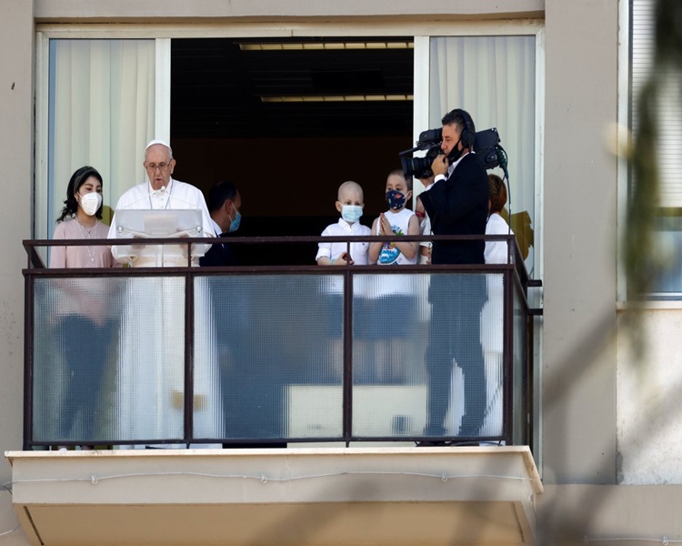 Katolik aleminin ruhani lideri Papa Francis'in geçtiğimiz günlerde ameliyat olacağı duyurulmuştu. Papa, ameliyattan sonra ilk kez halkın karşısına çıktı.